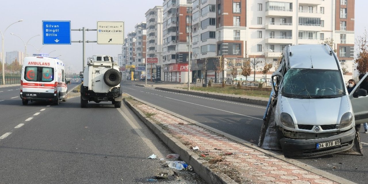 Diyarbakır’da Kısıtlamada Bomboş Yolda Trafik Kazası: 2 Yaralı