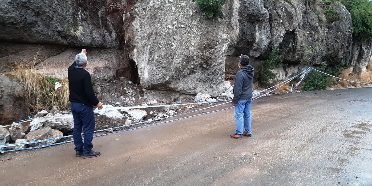 Bodrum’da Tonlarca Ağırlıktaki Dev Kaya Parçası Yola Düştü