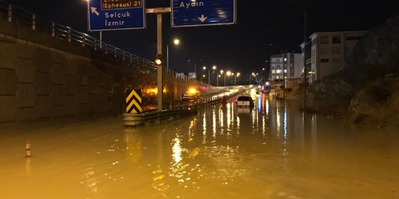 Kuşadası’nda Sağanak Yağış Etkili Oldu