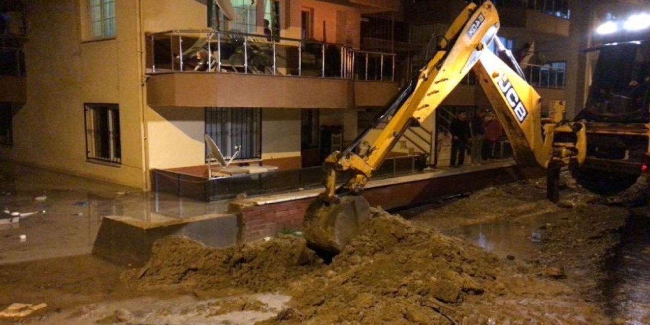 Kuşadası’nda Evleri Su Bastı, Belediye Ekipleri Vatandaşın Yardımına Koştu