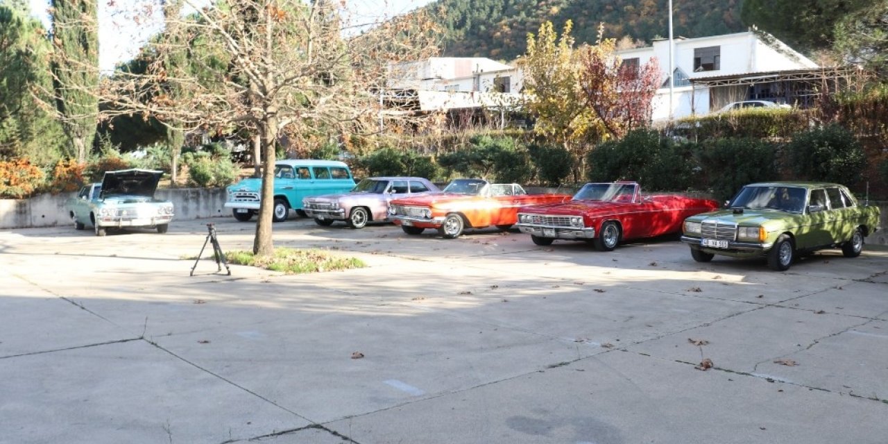Eski Araçları Bulup Klasik Otomobile Dönüştürüyorlar