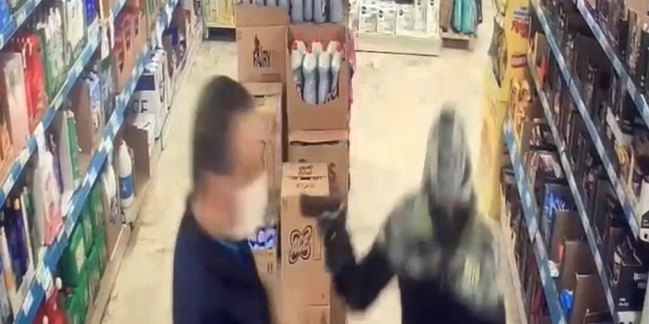İstanbul’da Market Çalışanının Dehşeti Yaşadığı Soygun Girişimi Kamerada