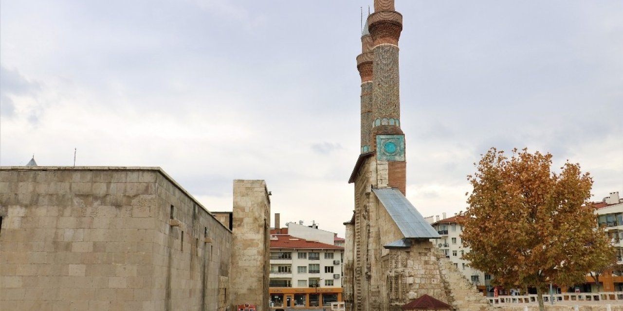 Tarihi Kent Meydanında Kısıtlamada Kartpostallık Görüntüler Oluştu