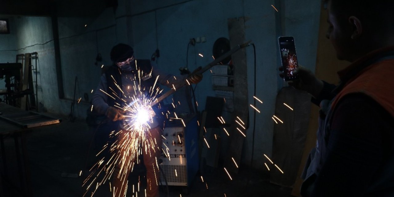 Elektro Gitara Benzettiği Demir Kürekle Rock Müzik Yaptı