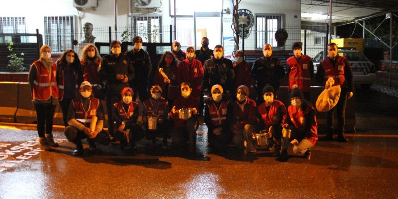 Kızılay Gönüllüleri Polis Ekiplerine Çorba İkramında Bulundu