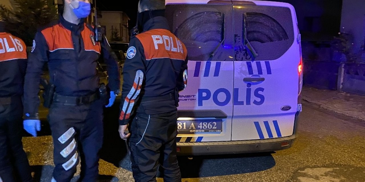 Gözaltına Alınan Şahıs Polis Aracının İçinde Kafesi Yumrukladı