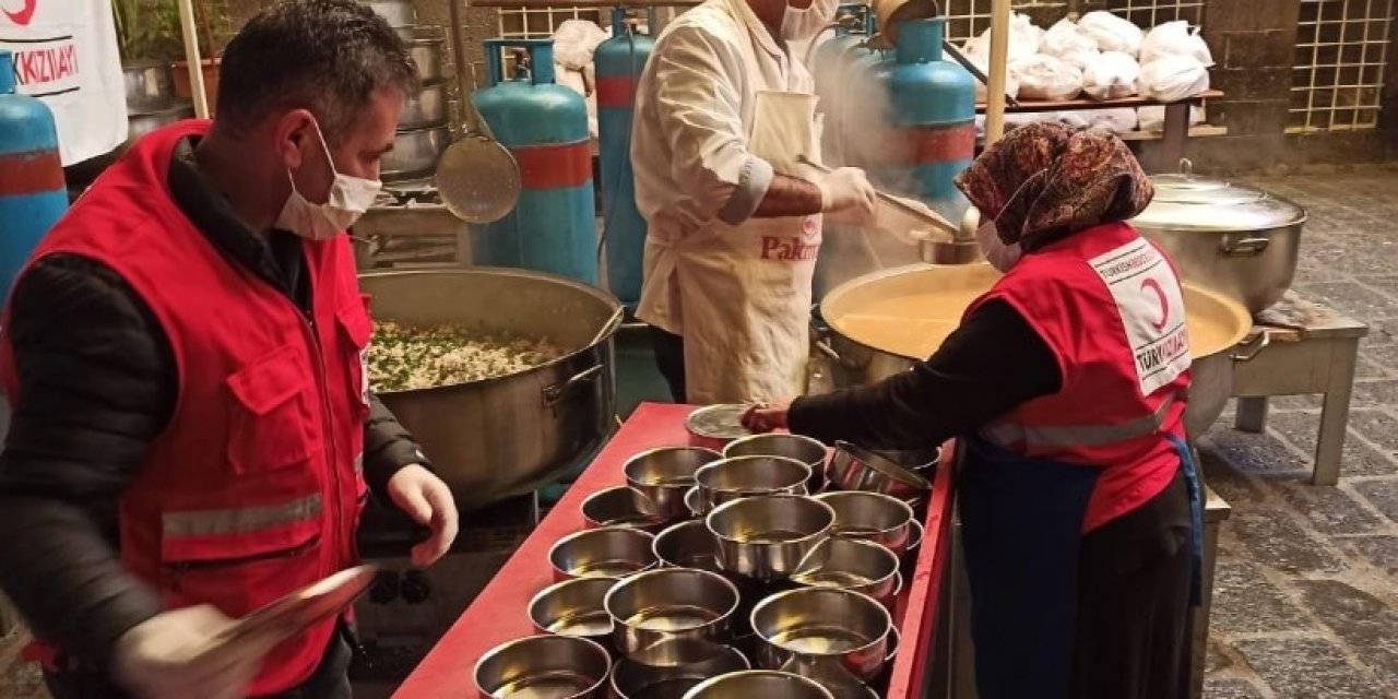 Kızılay Sur Şubesinden Kısıtlamada İhtiyaç Sahiplerine Yemek Servisi