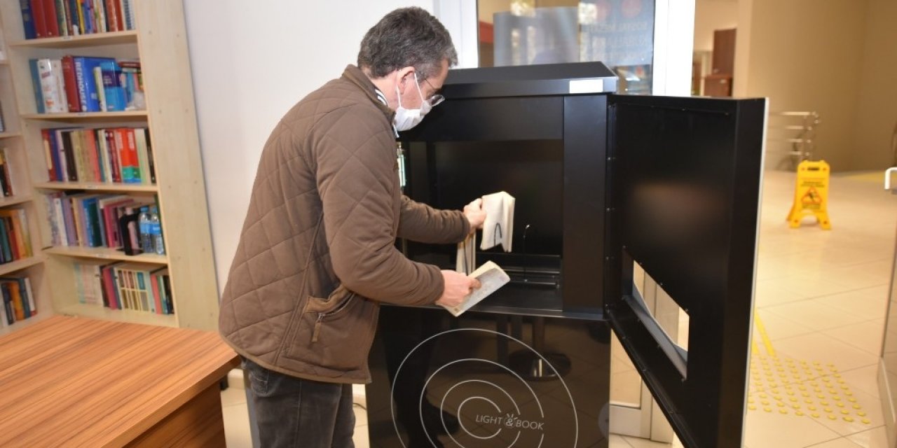 Kitaplar Ultraviyole Işınlarıyla Dezenfekte Ediliyor