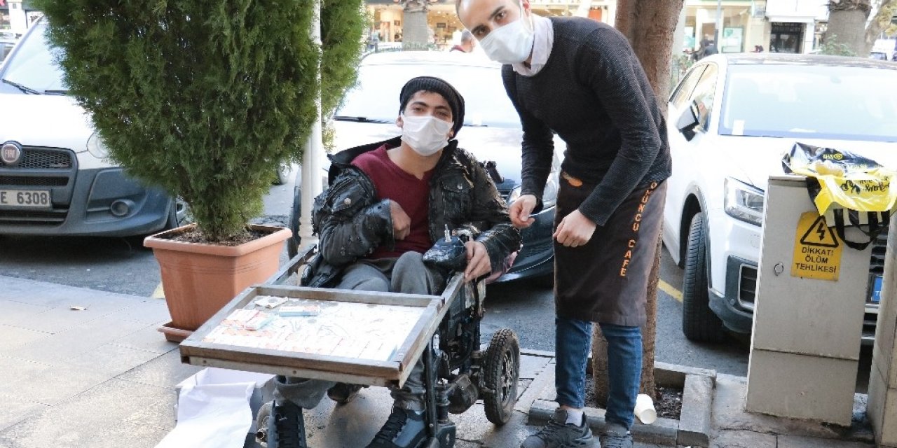 Görenlerin Yüreğini, Engelli Gencin Ayağını Isıttı