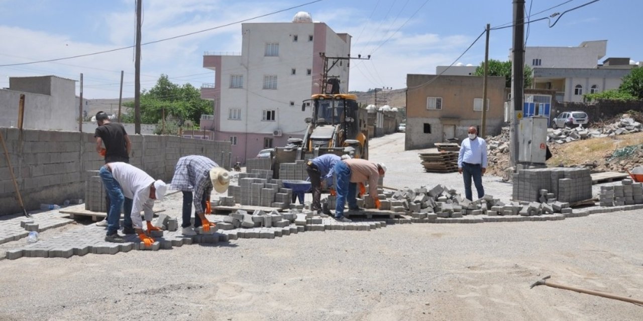 Cizre’de Kilitli Parke Taşı Döşeme Çalışmaları Devam Ediyor