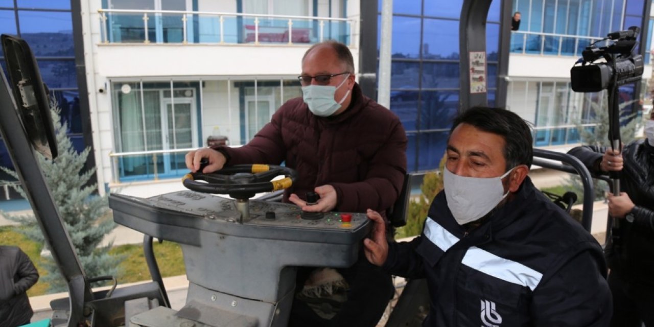 Başkan Finişerin Direksiyonuna Geçti, Asfalt Döktü