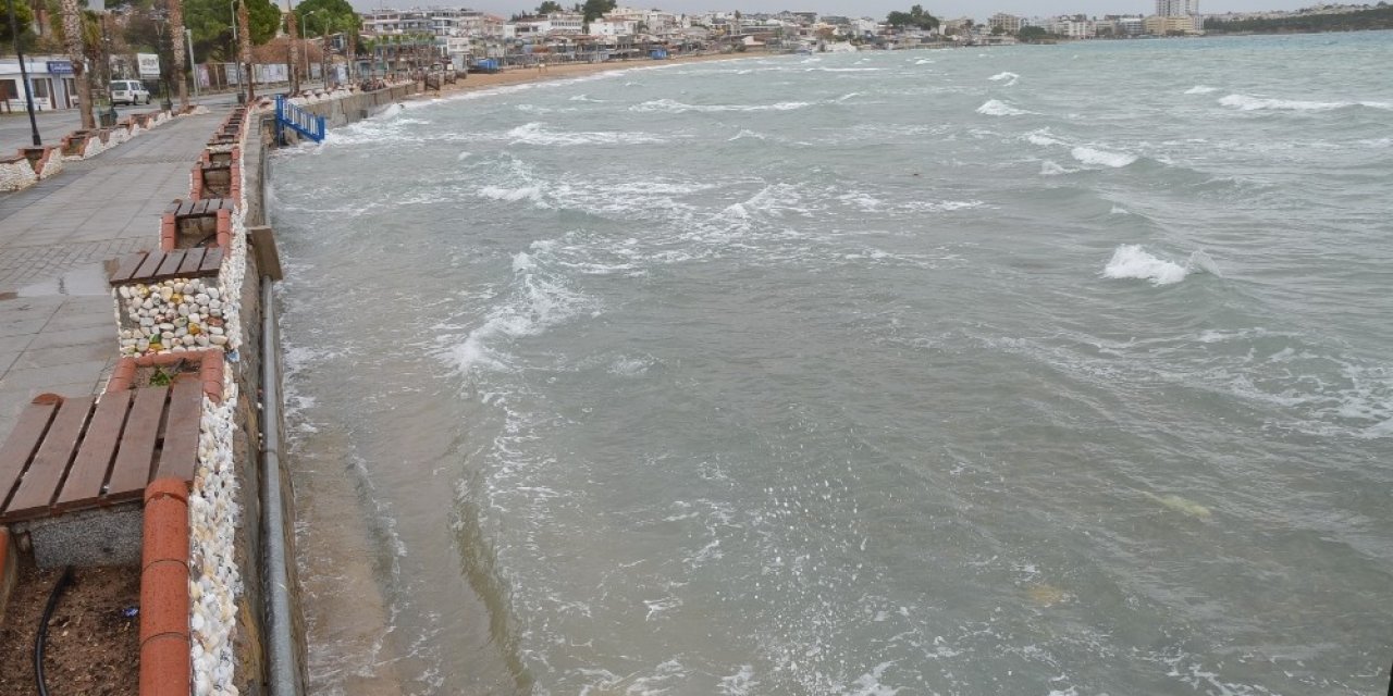 Didim’de Şiddetli Lodos Çatı Uçurdu, Deniz Kabardı
