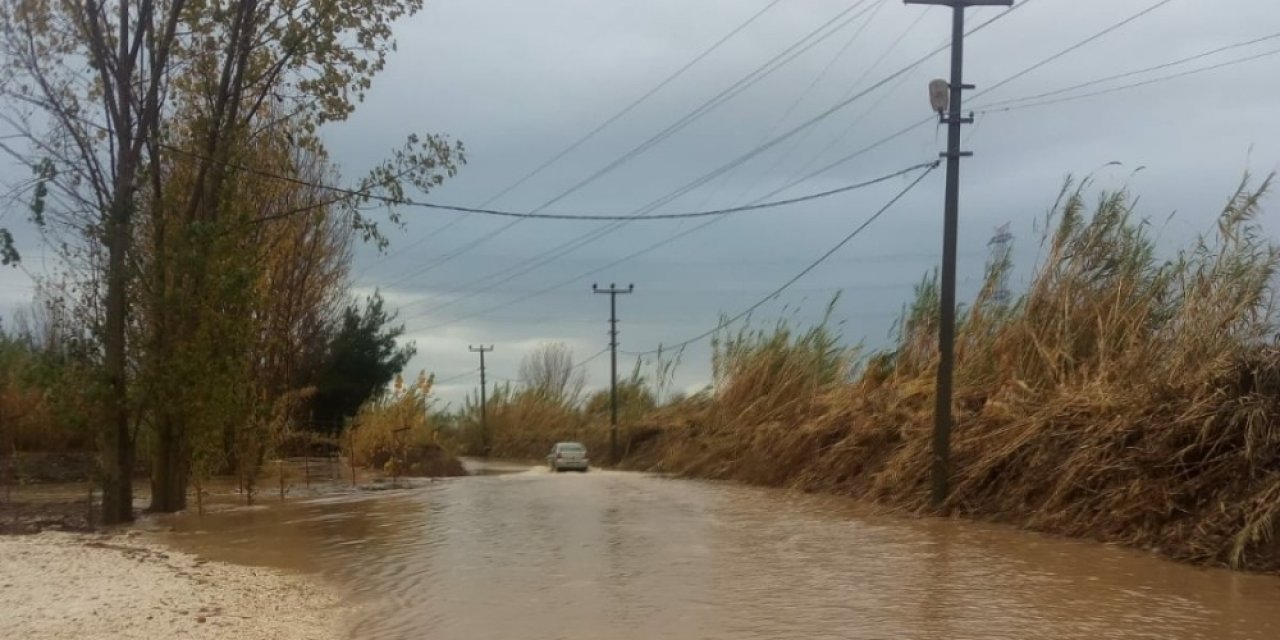 Serik’te Sağanak Cadde Ve Sokakları Göle Çevirdi