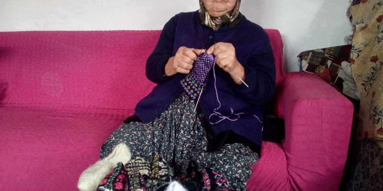 Sokağa Çıkma Kısıtlamasını Çorap Örerek Evde Geçiriyorlar