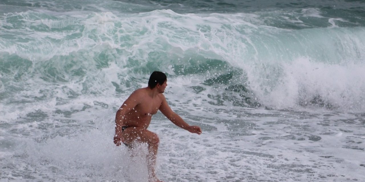 Kısıtlama Nedeniyle Boş Kalan Sahilde İki Rus Turistin Deniz Keyfi