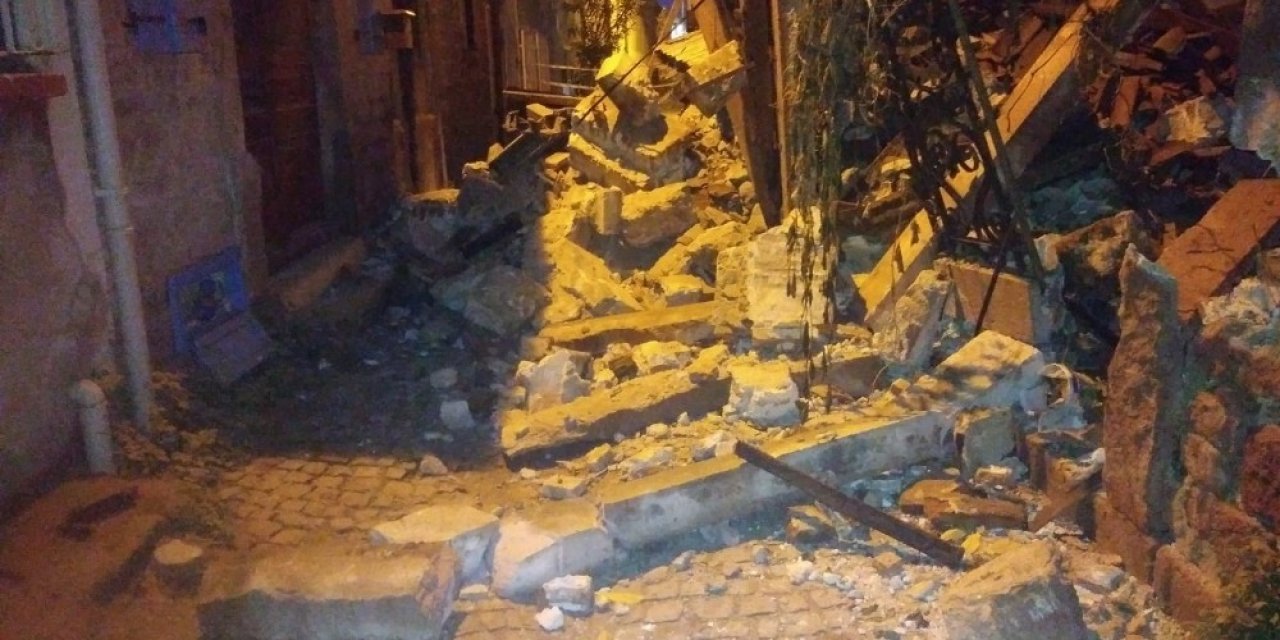 Ayvalık’ta Sağanak Yağışta Tarihi Bir Ev Yıkıldı, İki Binanın Çatısı Çöktü