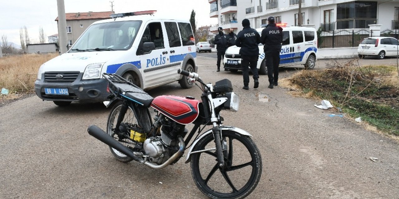 Kısıtlamaya Uymayan Genç Tescilsiz Motosikletle Yakalandı