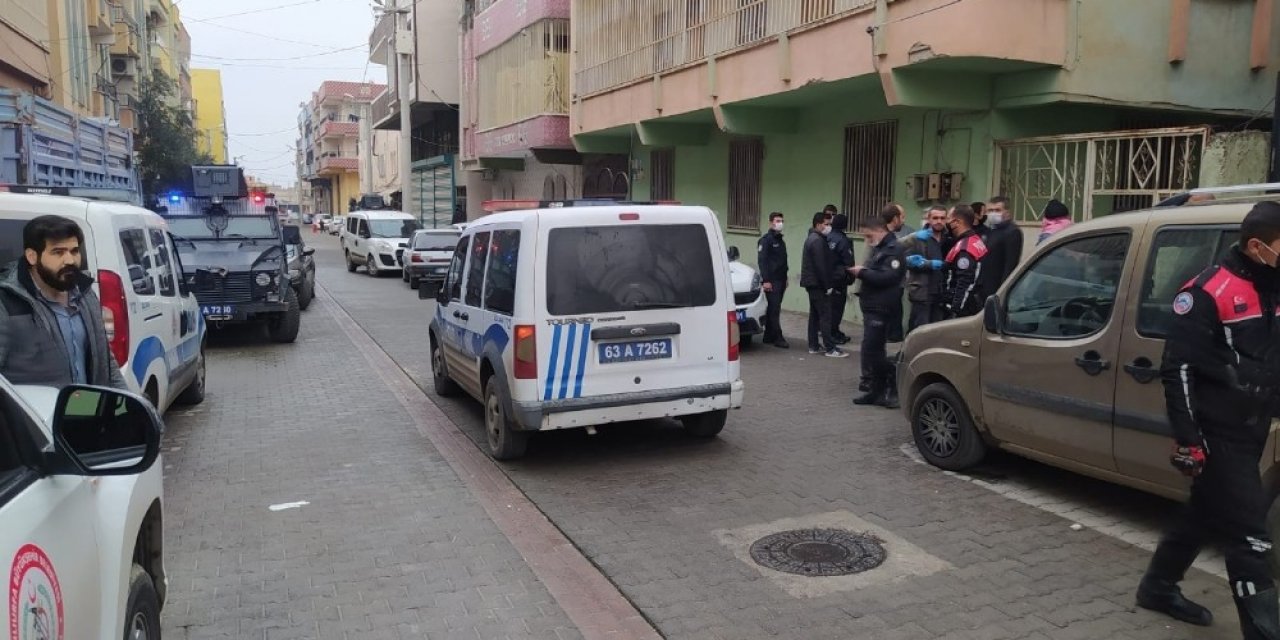 Tartışmaya Müdahale Eden 2 Polis Bıçaklandı