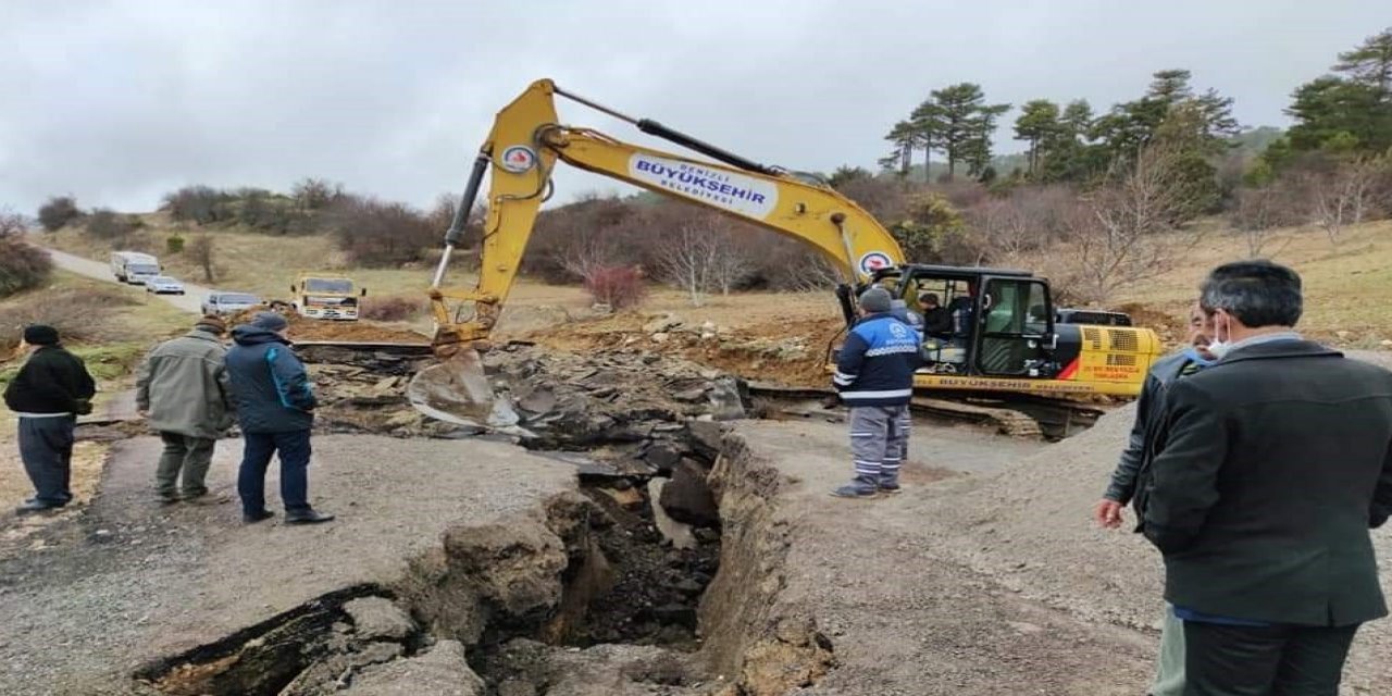 Sağanak Yağışın Ardından Yolda Çökme Meydana Geldi