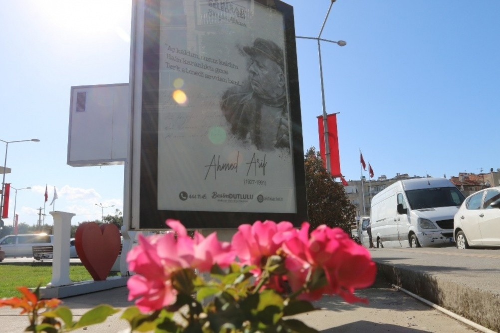 Akhisar Belediyesi, kültür ve sanat etkinlikleri çerçevesinde Türkiye’nin ünlü şairlerini ve şiirlerini billboardlara ekleyerek ekledi