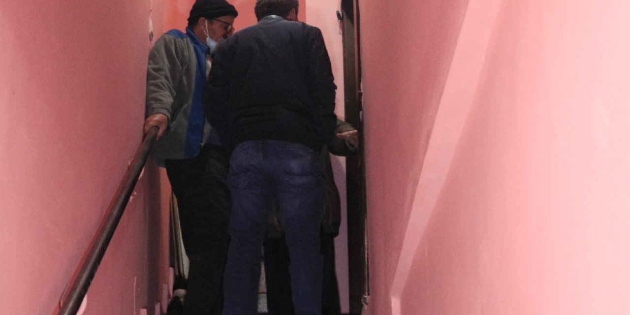 Anne Ve Babasını Rehin Aldı, Oturdukları Evi Ateşe Verdi