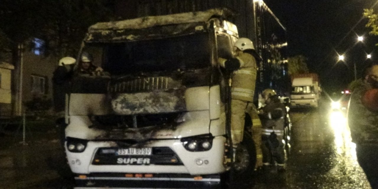 İzmir’de Park Halindeki Tır Alevlere Teslim Oldu