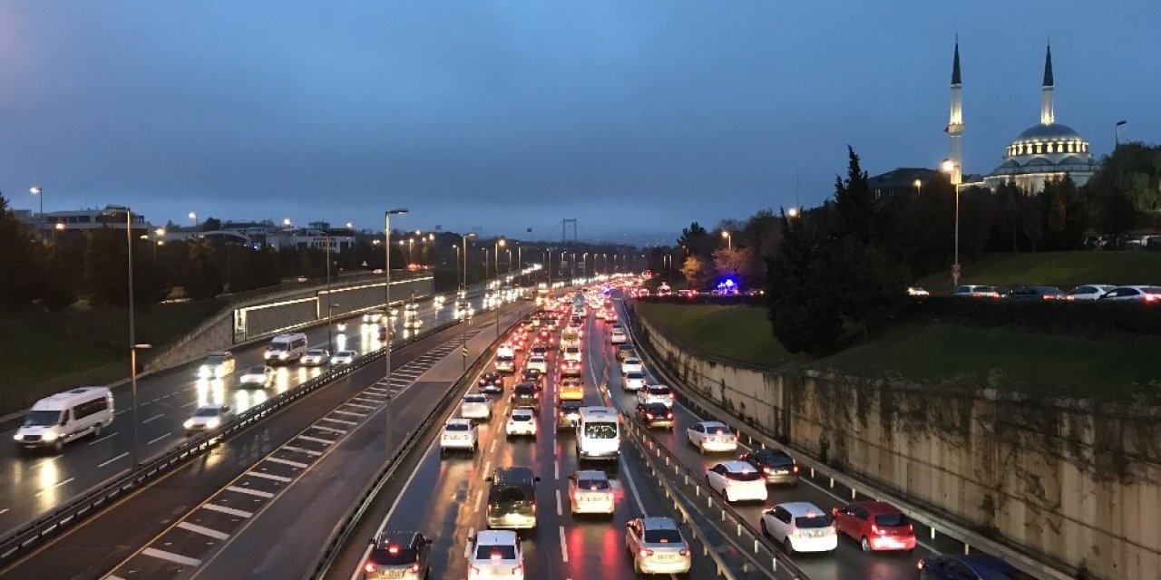 56 Saatlik Kısıtlama Sonrası 15 Temmuz Şehitler Köprüsü’nde Trafik Yoğunluğu