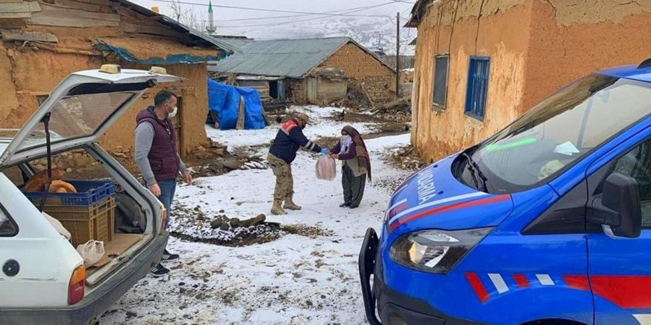 Köylerdeki Vatandaşlara Ekmeği Jandarma Ulaştırdı