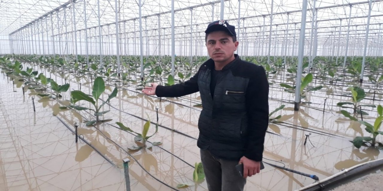 Antalya’da Kuvvetli Yağış Sonrası Seraları Su Bastı