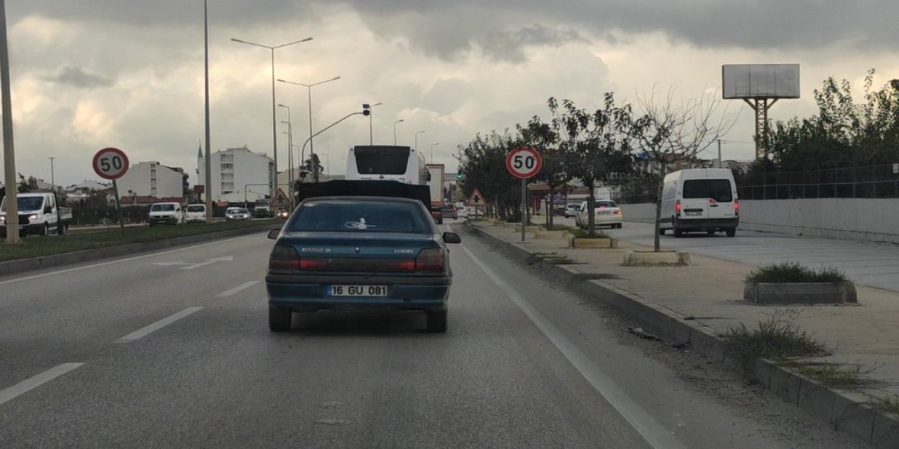 Ana Yolda Kaputu Açık Yol Aldı, Görenler Şaştı Kaldı