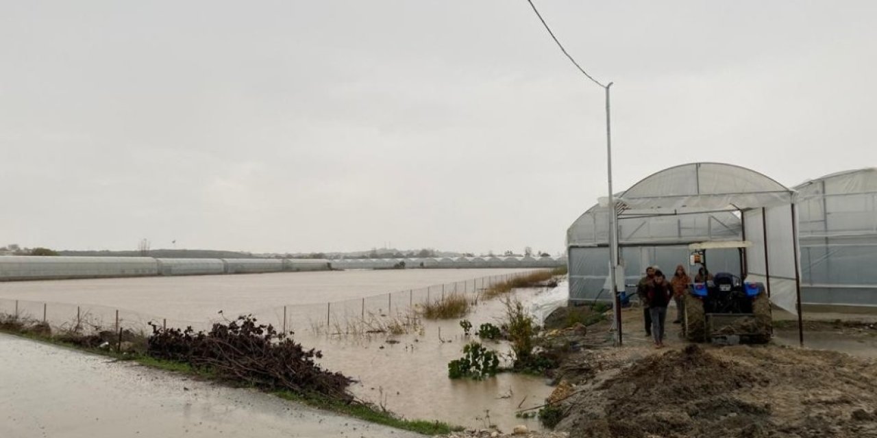 Antalya’da 3 Ev Sular Altında Kaldı, Mahsur Kalanları İtfaiye Kurtardı