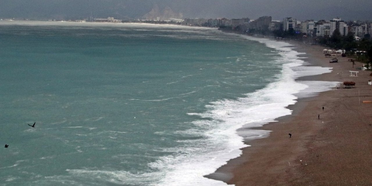 Dev Dalgaların Dövdüğü Dünyaca Ünlü Sahil Beyaza Büründü