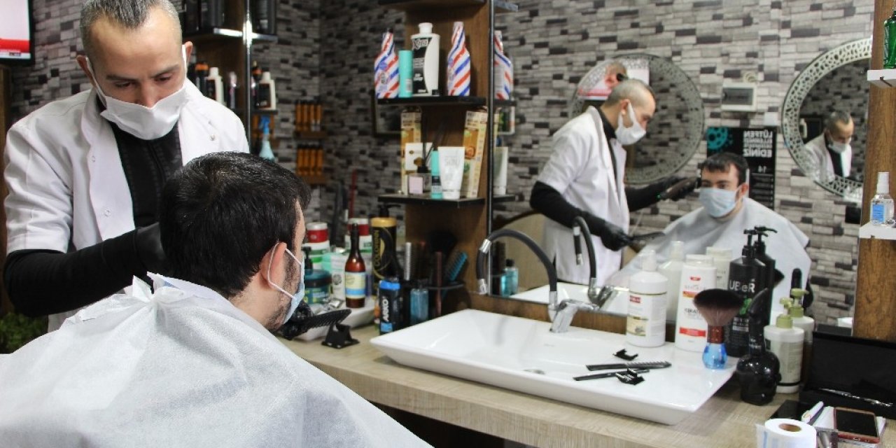 Bu Berberde Bütün Engelliler Ücretsiz Tıraş Oluyor