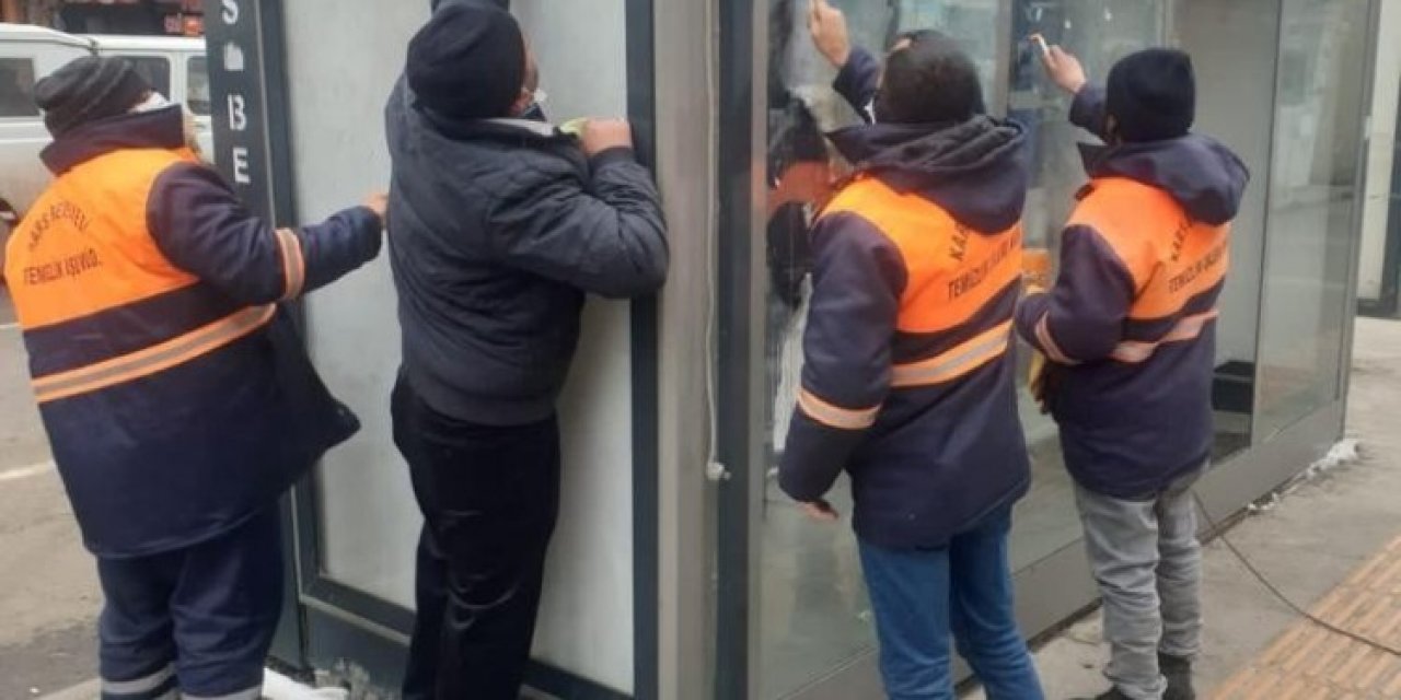 Belediye Dolmuş Duraklarını Temizleniyor