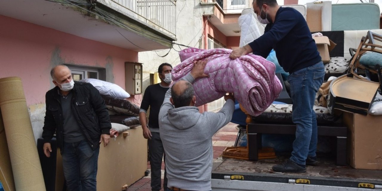 Yunusemre Belediyesi Evi Yanan Aileye Sahip Çıktı