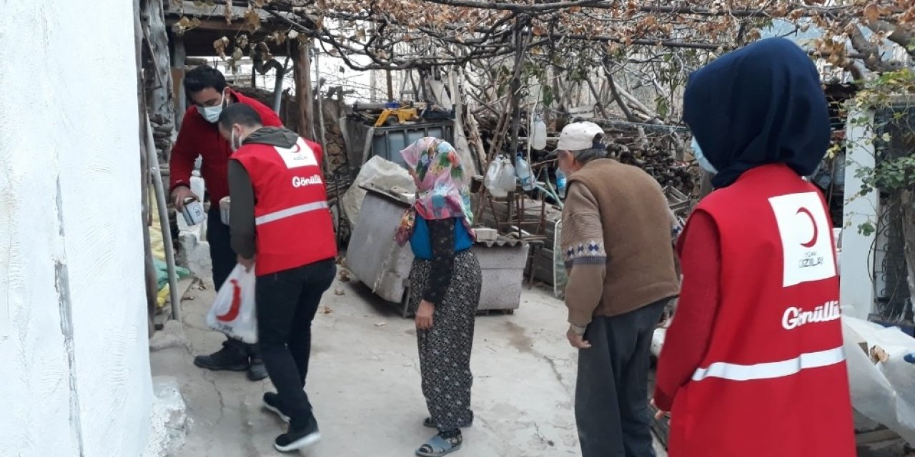 Genç Kızılay Gönüllüleri 2 Günde 152 Aileye Ulaştı