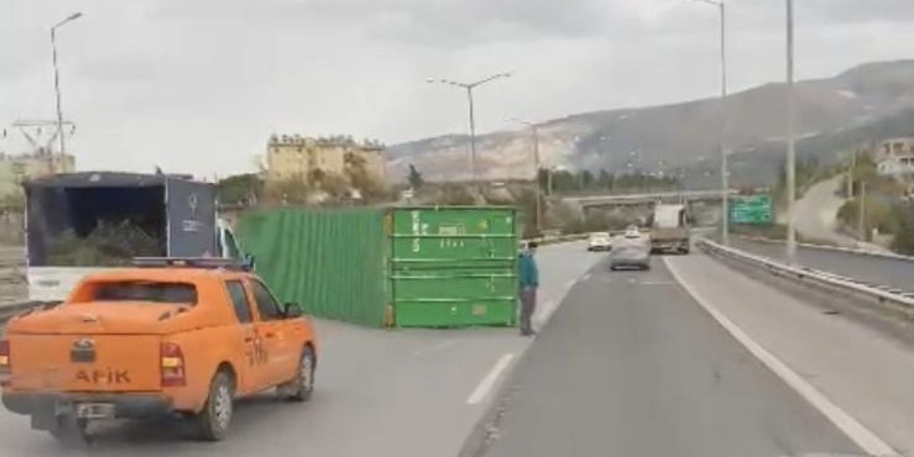 Fırtına Tırda Yüklü Konteynerleri Devirdi