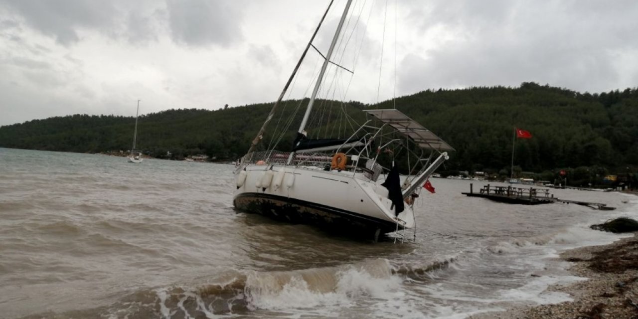 Fırtına Tekneleri Karaya Sürükledi