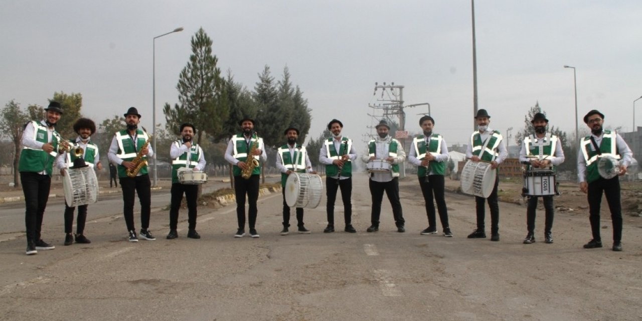 Bismil’de Evde Kalan Vatandaşlara Müzik Ziyafeti