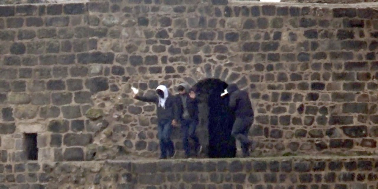 Korona Virüsü Unutup Surlarda Halay Çektiler, Mendil Düşünce Halaya Son Verdiler