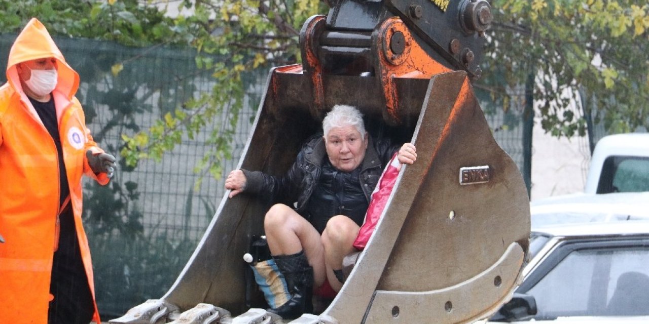 200 Kişinin Yaşadığı Sitenin Çevresi Göle Döndü, Mahsur Kalan Vatandaşlar Kepçeyle Kurtarıldı