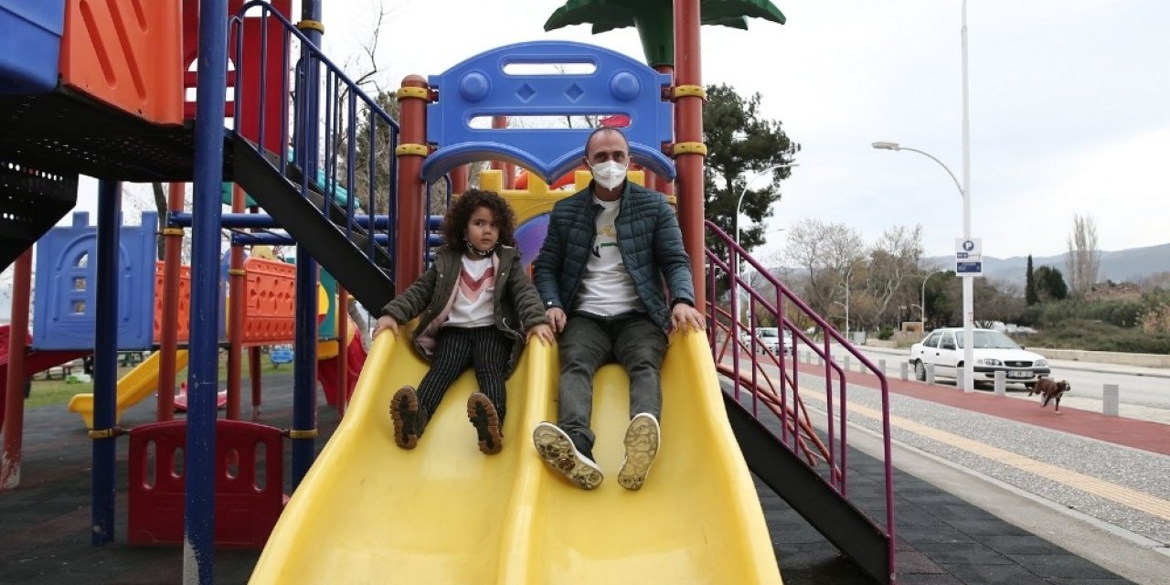 14 Gün Karantinada Kalan Sağlıkçı Babasına Kavuşan Ecem Ve Babası Soluğu Çocuk Parkında Aldı