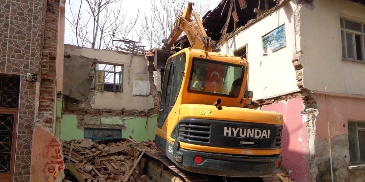 81 Metruk Bina Yıkıldı