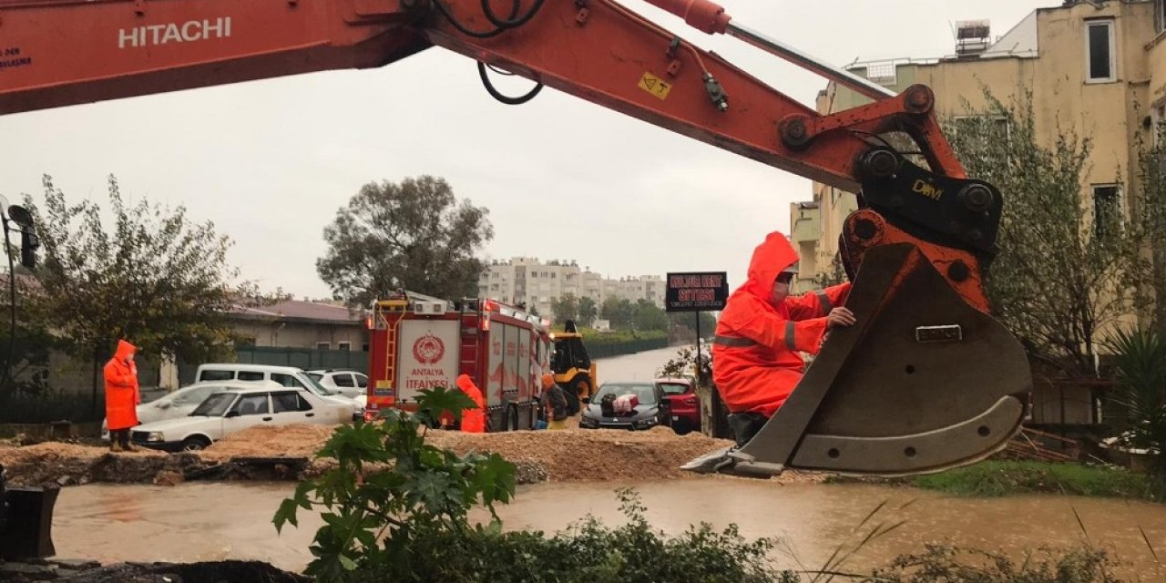 Başkan Böcek: “afeti En Zararla Atlatmak İçin Çalışıyoruz”