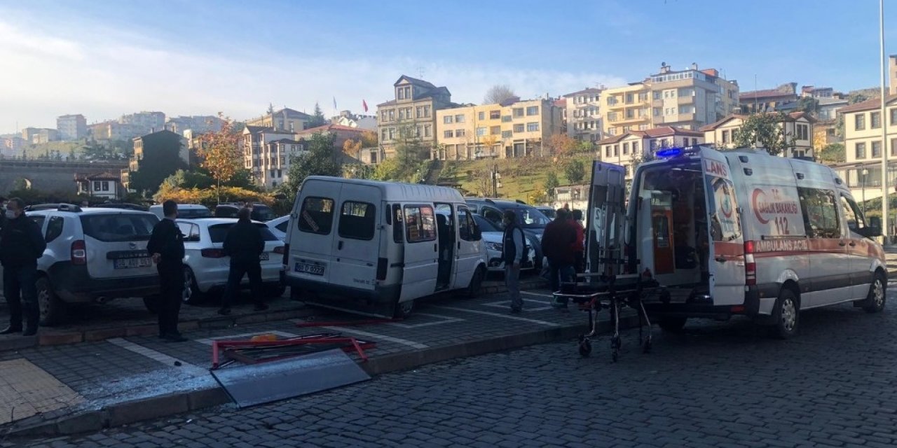 Direksiyon Başında Fenalaşan Sürücü Yayaya Çarptı