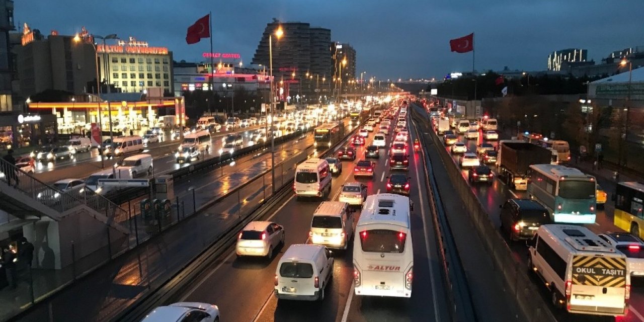 İstanbul’da Trafik Yoğunluğu Yüzde 72 Seviyelerine Yükseldi