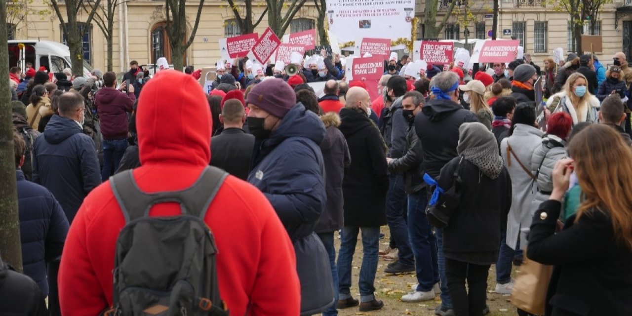 Paris’te Hizmet Sektörü Çalışanlarından “tabutlu” Protesto