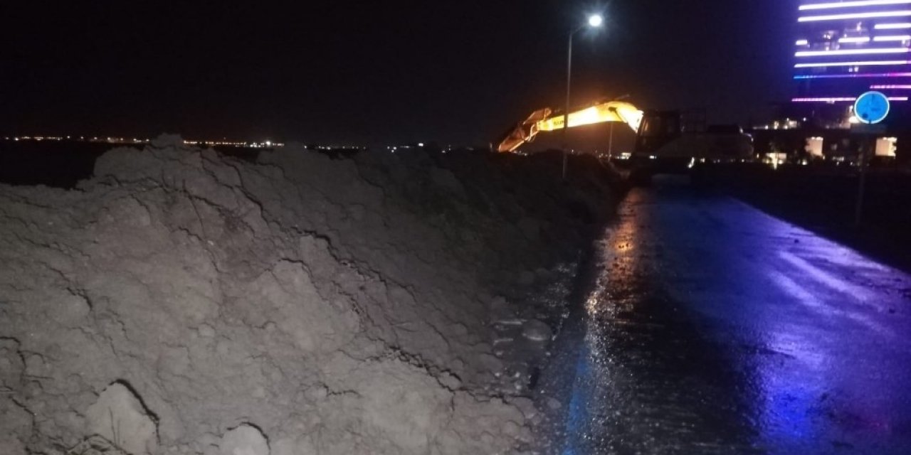 İzmir’de Sahil Bandına 2 Kilometre Kumdan Set