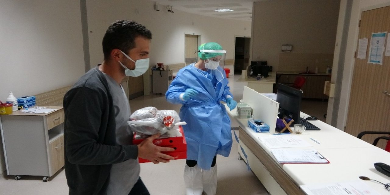 Sağlık Çalışanlarını Sevindiren Pizza İkramı