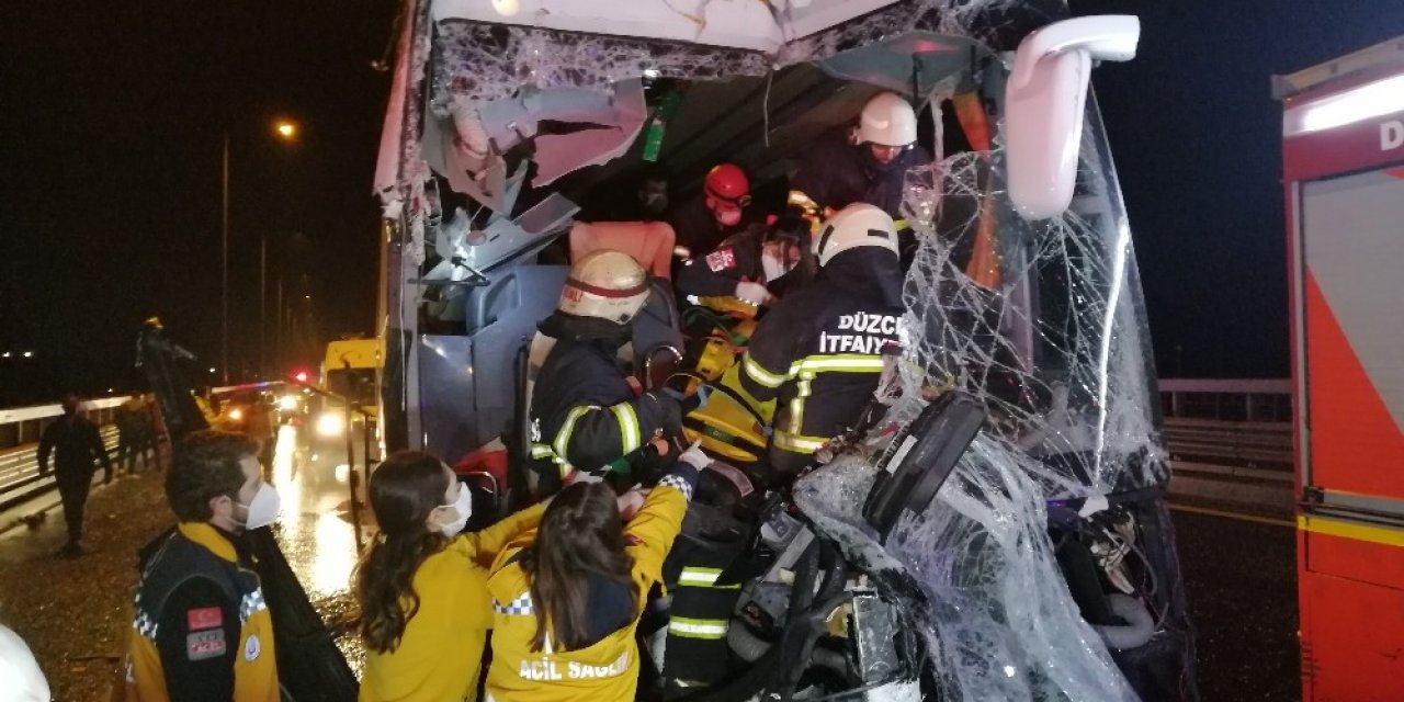 Otobüs Kamyona Arkadan Çarptı: 1’i Ağır 16 Yaralı